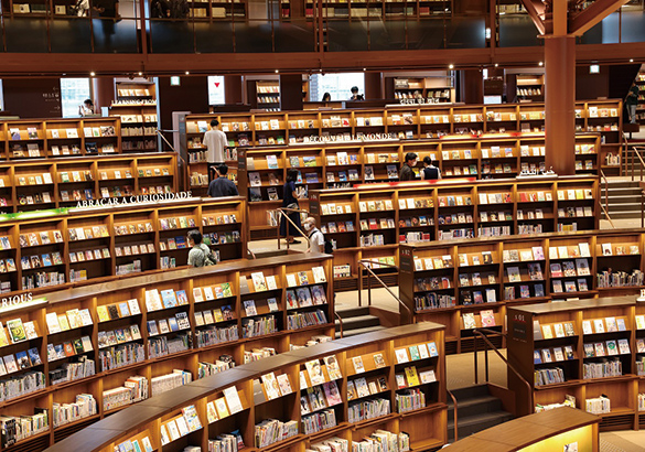 グレートホールの書架には約7万冊の本を所蔵。利用者が探しやすいように分類されている
