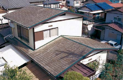 改修前：平板スレート屋根