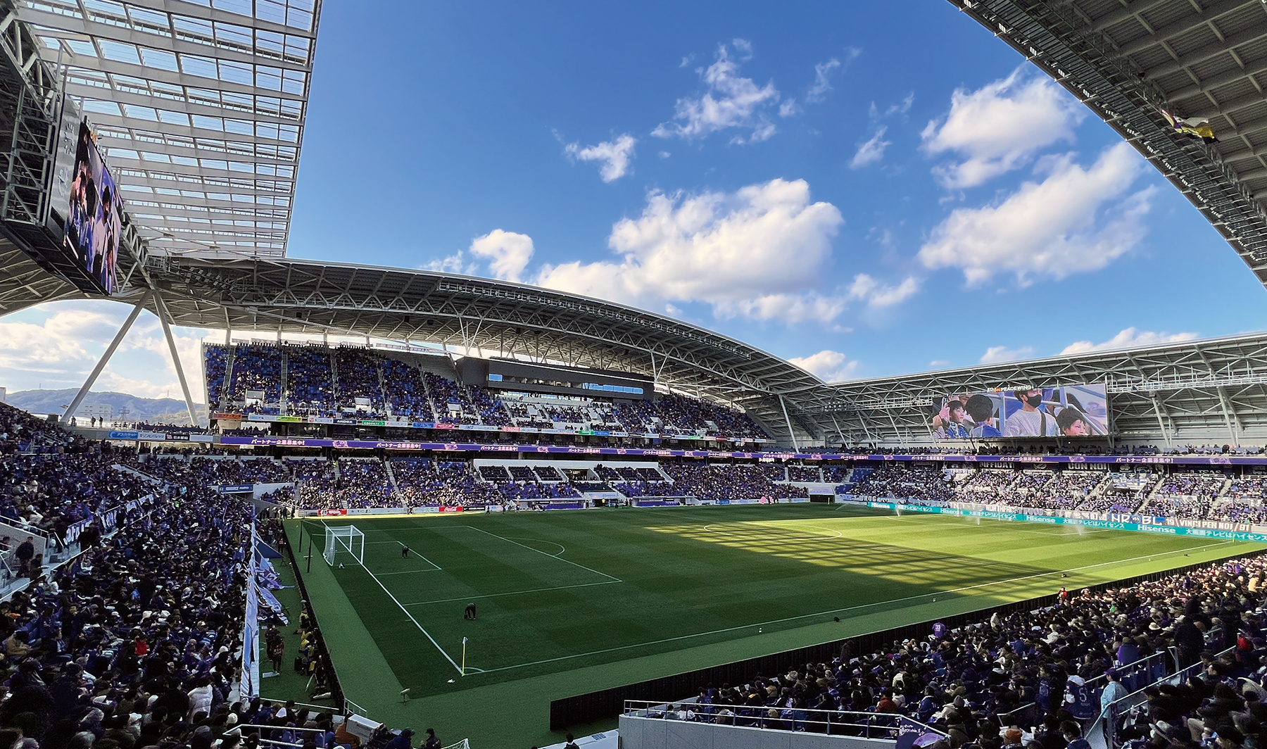 スタジアム内部。長手方向の屋根は弓矢のような長さ約135メートルの張弦梁で支えている