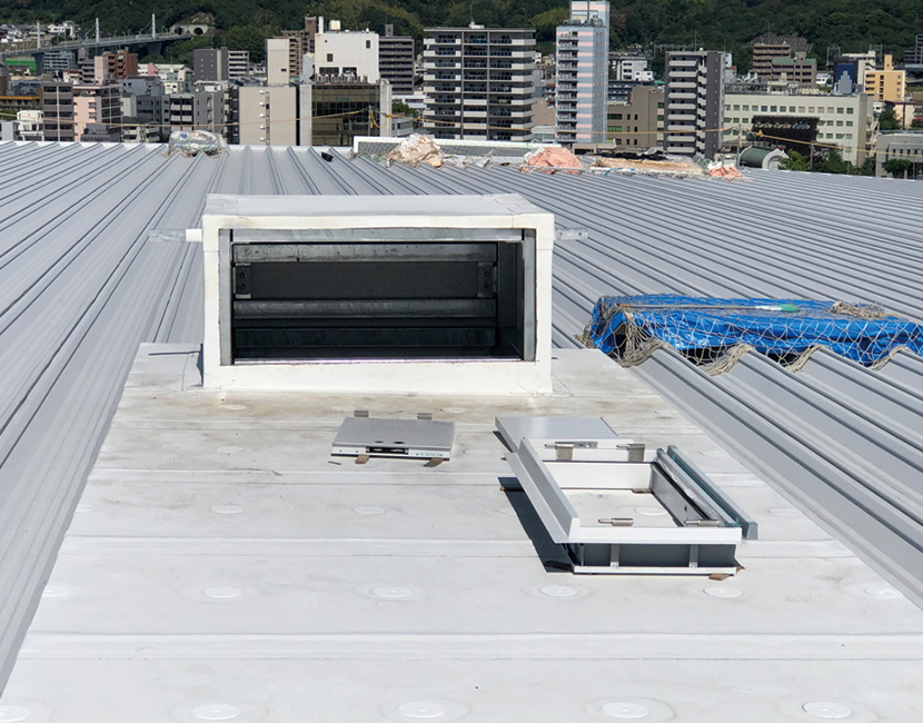 屋根鳩小屋。メンテナンス時の安全性も考慮してエックスロン防水で止水