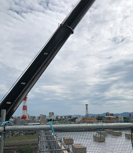 50mのラフタークレーンでどこまで物が届くかを確認