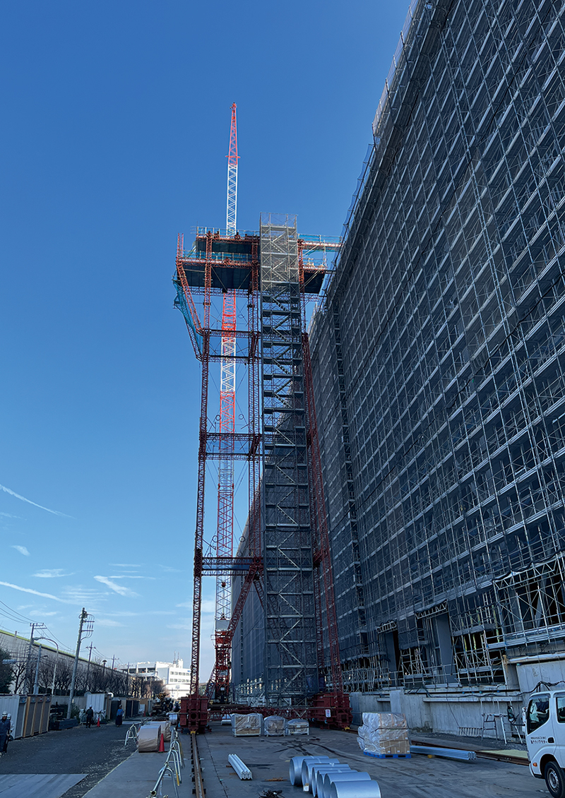 建物に沿ってレールの上を動く移動構台。構台を地上約45mの所に設置し上部で作業