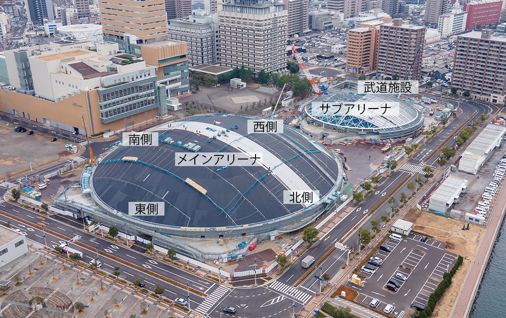 建設中の様子。大小の円はメインアリーナとサブアリーナ。メインアリーナに屋根材を葺き始めて間もない頃