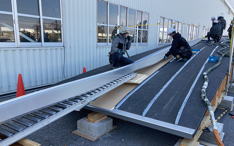 深谷製作所で屋根材のモックアップを作成