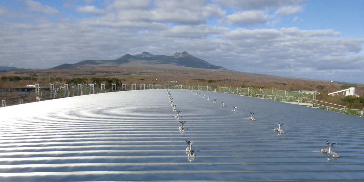 体育館屋根より駒ヶ岳を望む