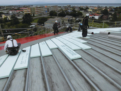既存屋根の上にバックアップ材を敷く