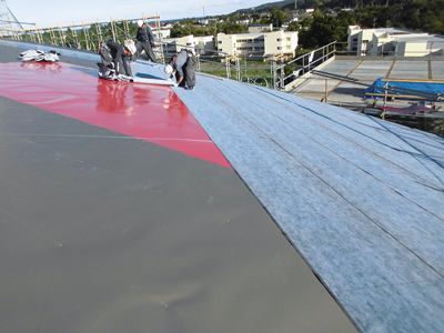 ゴムアスルーフィングを敷く