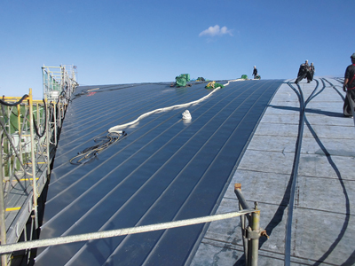 R-T 屋根材施工の様子