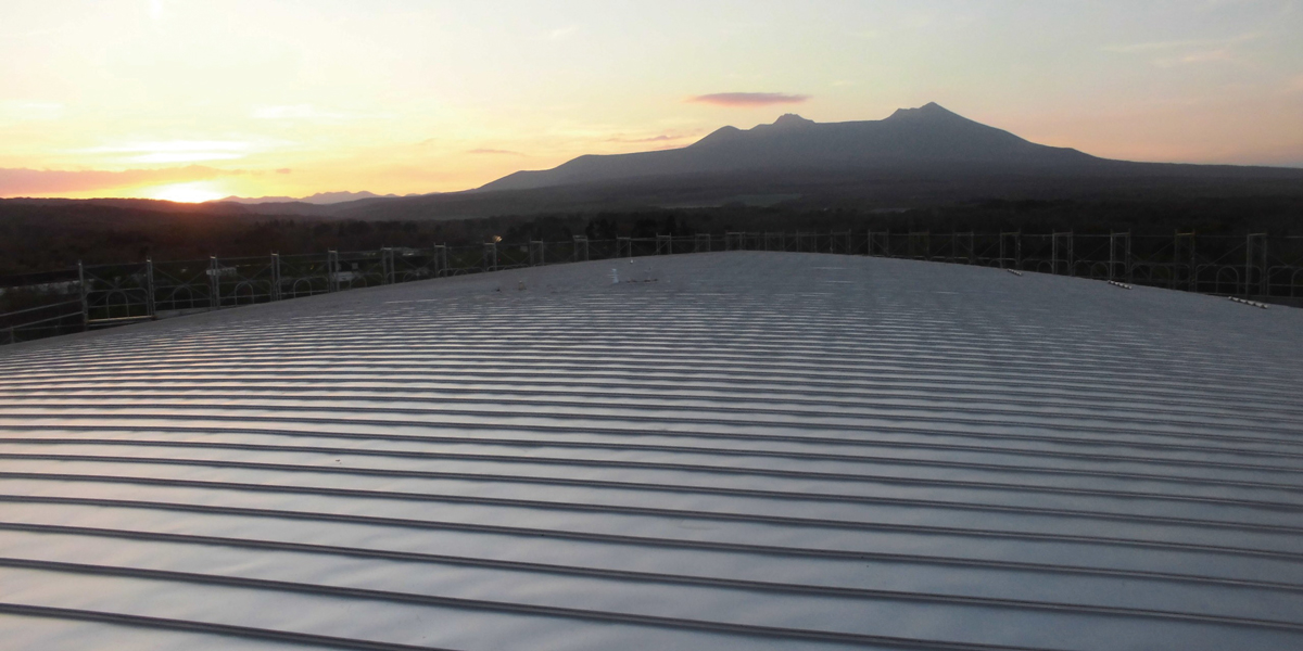 屋根改修ほぼ完了。駒ヶ岳を望む