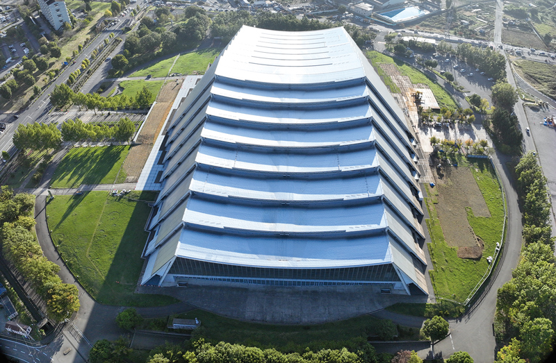 改修後　M型架構の中央に向かって、斜めに屋根が葺かれている