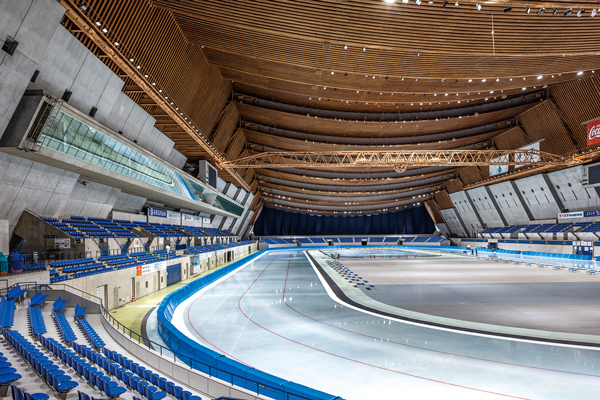 内観。冬季はスケートリンクとして使用される。400m ダブルトラックを有する