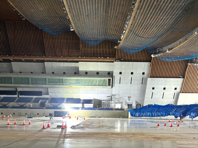 アリーナ内部。天井部分に落下防止ネットが設置され、安全対策が取られてから、屋根工事がスタート