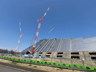 クローラークレーンで現場成型した屋根材を揚重