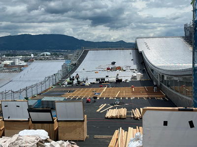 段状になった屋根を1段飛ばしで作業していく。真ん中部分は、雨水が軒先に流れるように、木下地を組んで勾配をつくっている